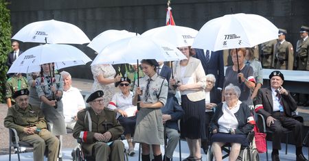 Warszawa. 77. rocznica Powstania Warszawskiego. Prezydenci wśród powstańców