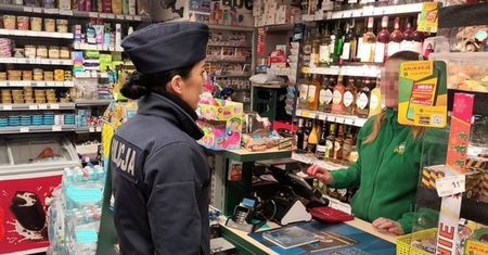 Policjanci chodzą od sklepu do sklepu. Nowe przepisy weszły w życie