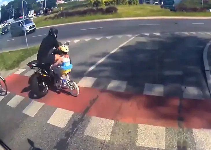 Wyprzedzanie pojazdów przed przejściem dla pieszych jest karygodne - niezależnie od tego, jaki pojazdem się jedzie