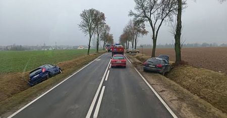 Kolizja trzech samochodów osobowych w Sikorzu