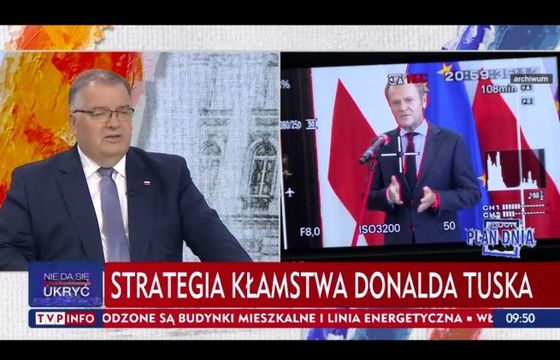 Donald Tusk pozywa TVP za ujęcia z celownikiem i film "Nasz człowiek w Warszawie"
