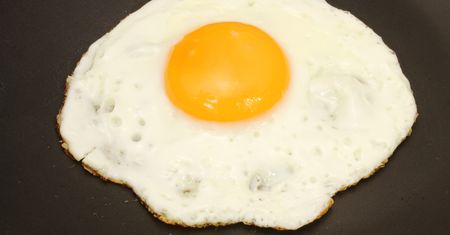 Do jajek dolewam wodę, a po chwili mam idealne sadzone. Trik szwagierki zawsze się sprawdza