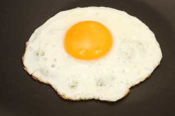 Do jajek dolewam wodę, a po chwili mam idealne sadzone. Trik szwagierki zawsze się sprawdza