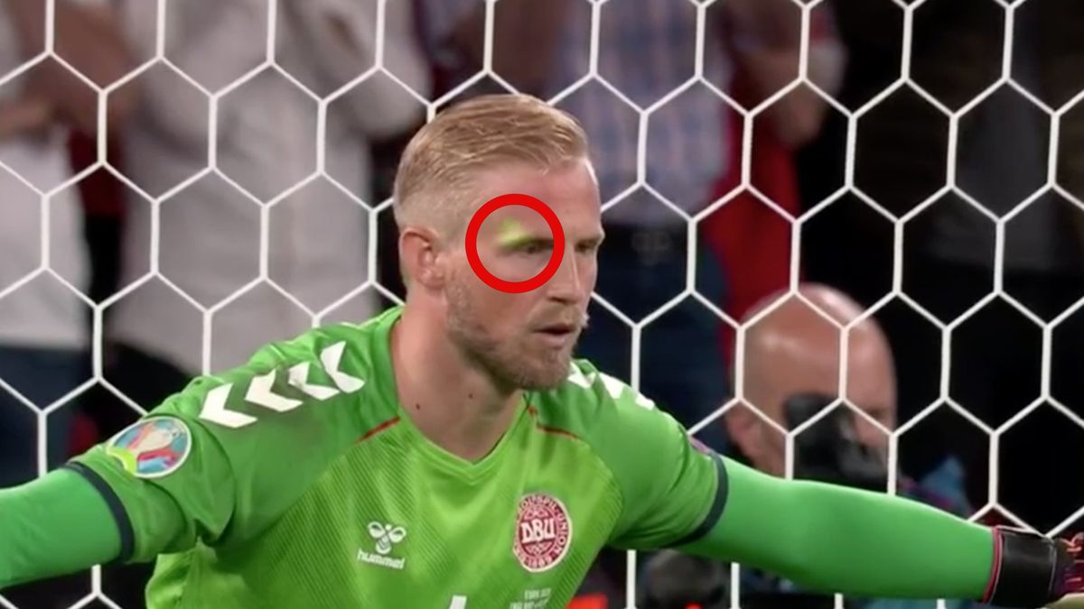 Euro 2020. Kasper Schmeichel oślepiany przez kibica