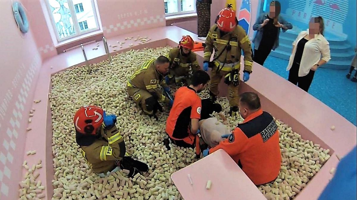 Dramat w basenie z piankami