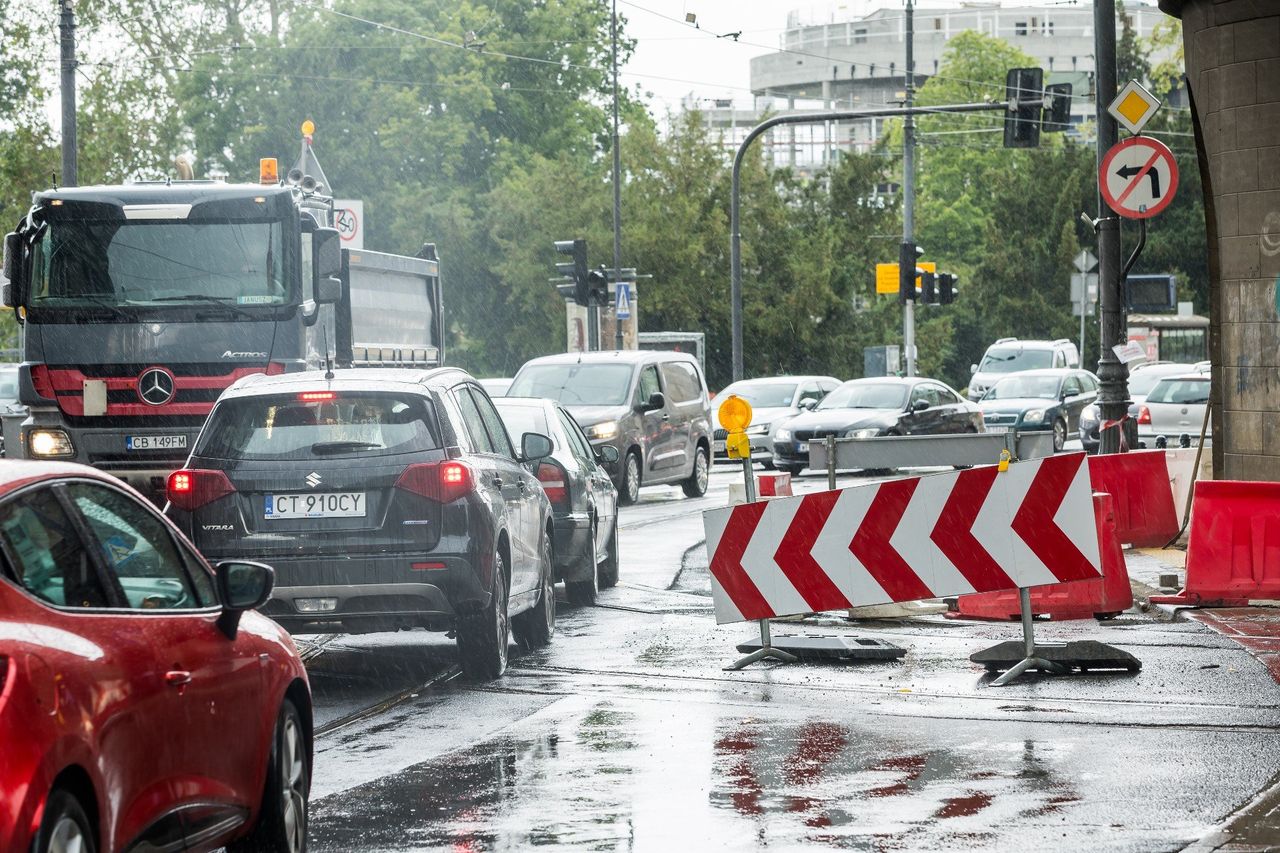 Ruszają weekendowe remonty w Warszawie. Drogowcy będą pracować w czterech dzielnicach. Szykują się spore utrudnienia