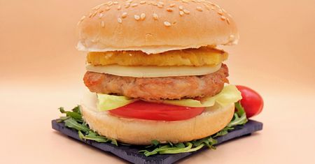 Na szybki obiad lub kolację. Burger z tym dodatkiem smakuje jak udane wakacje