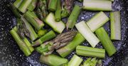 Szparagi pozostaną jędrne i pełne smaku. Sprytny trik Gordona Ramsaya