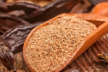 Polacy wciąż nie doceniają, a jest zdrowszy od kakao. Zbija cukier, chroni przed nowotworami