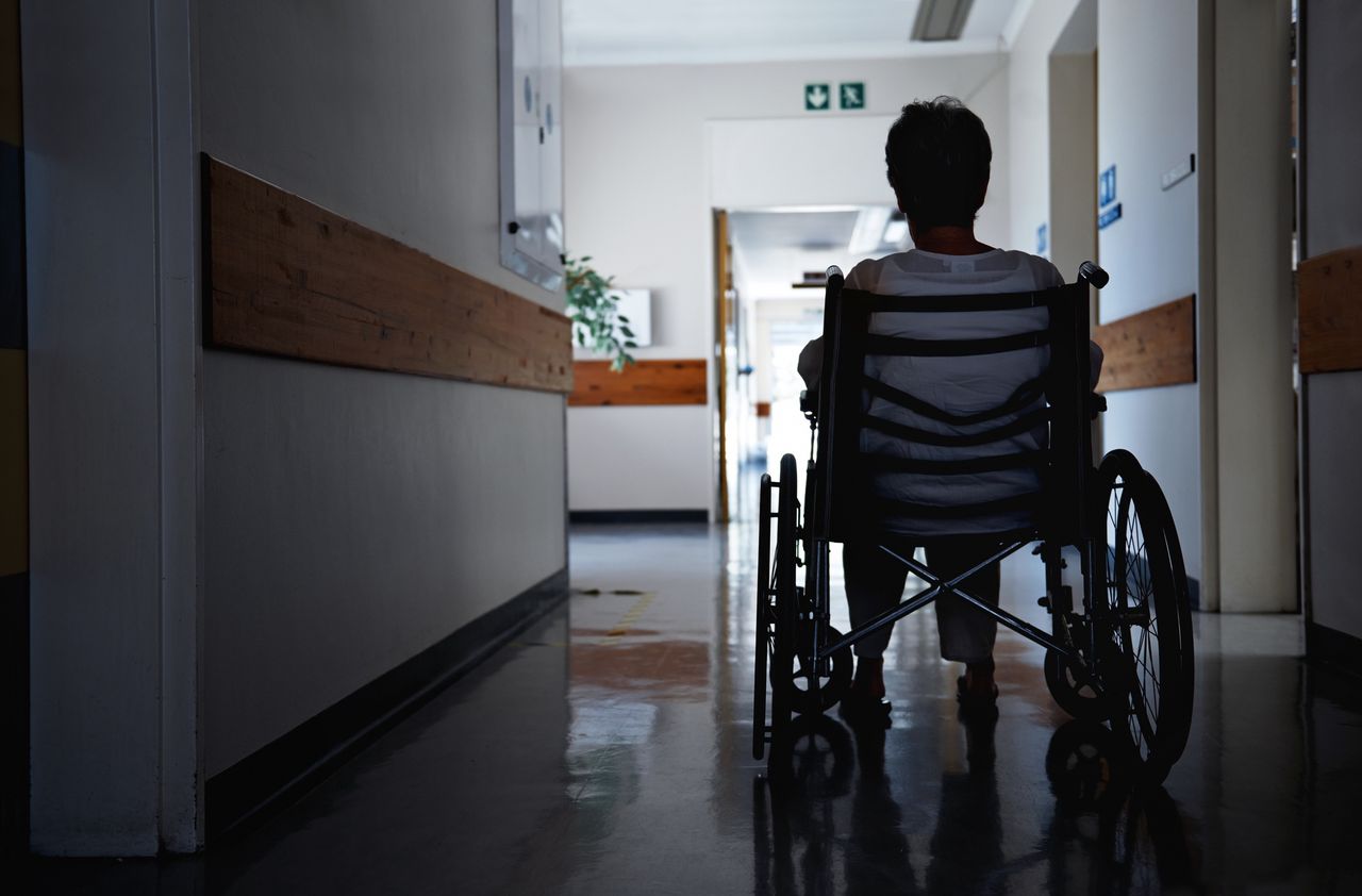 Medycy potwierdzają - w grudniu do szpitali trafia dużo więcej seniorów
