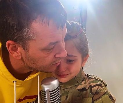 Amelia podczas nagrywania piosenki