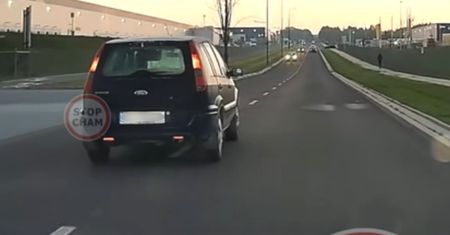 Nagle zaczął zjeżdżać. Spójrzcie na szybę forda