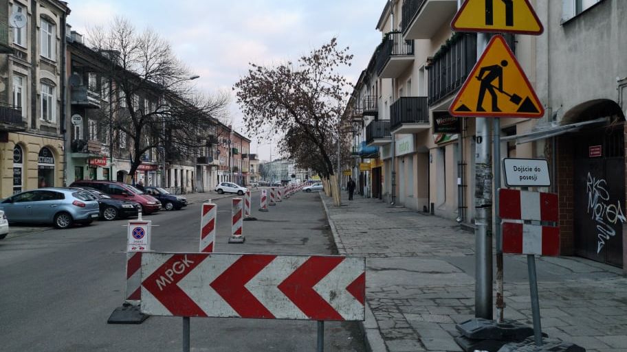 Zaparkowany samochód blokuje remont ul. 1 Maja w Lublinie