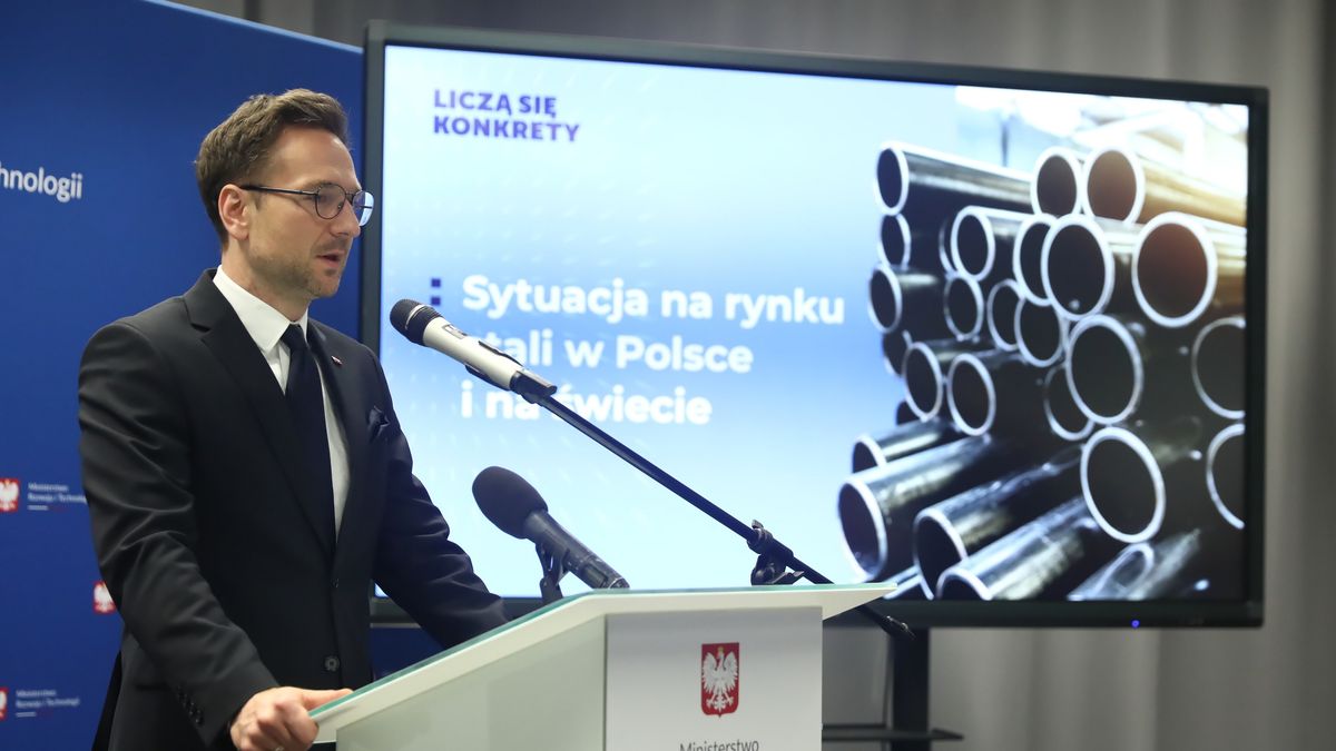 Warszawa, 21.04.2022. Minister rozwoju i technologii Waldemar Buda podczas konferencji prasowej, 21 bm. w siedzibie MRiT w Warszawie. Konferencja dotyczyła sytuacji na rynku stali w Polsce i na świecie w kontekście agresji wojsk rosyjskich na Ukrainę. (kf) PAP/Tomasz Gzell