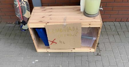 Mieszkańcy wspierają dzieci sprzedające lemoniadę w Lublinie. Co z „życzliwymi donosami” na małych przedsiębiorców