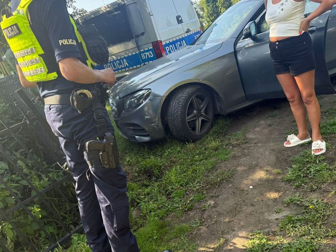 Oleśnica: Mercedes nie zatrzymała się do kontroli. Podczas ucieczki 35-latka wjechała autem w bramę
