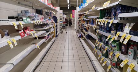"Jak za komuny, prawda?". Byliśmy w zamykanym sklepie Tesco