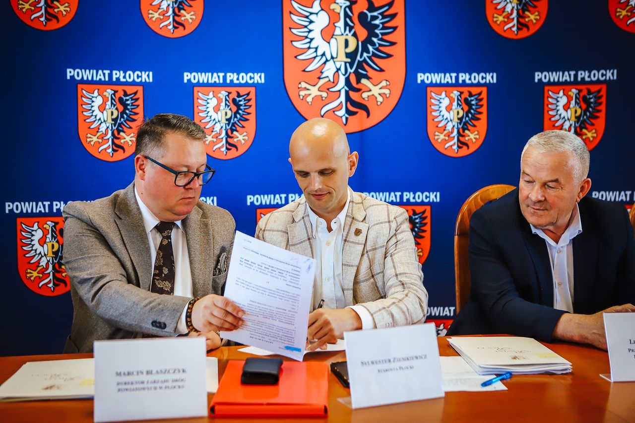 Ponad 11 mln zł na drogi w powiecie płockim. Podpisano umowy z wykonawcami