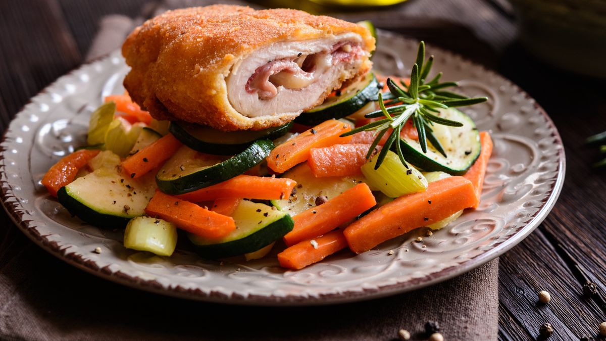 Pyszne i soczyste kotlety z indyka w panierce z sezamem i kilkoma dodatkami w środku.