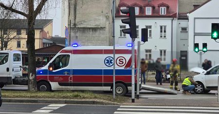 Kolizja z karetką na skrzyżowaniu ul. Jachowicza/Nowy Rynek