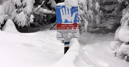 Lawinowe zagrożenie w Tatrach obniżone, ale warunki wciąż trudne