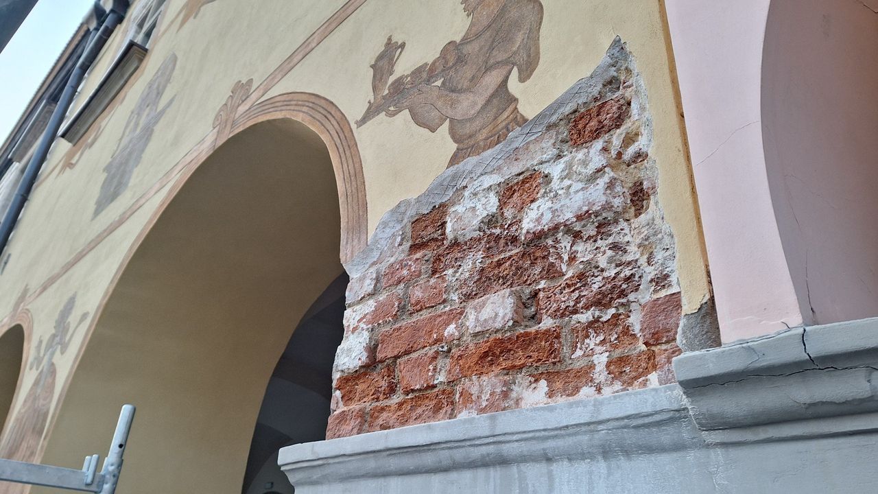 Tarnów: Kolejny remont kamienic przy Rynku. Z budynków odpadł tynk