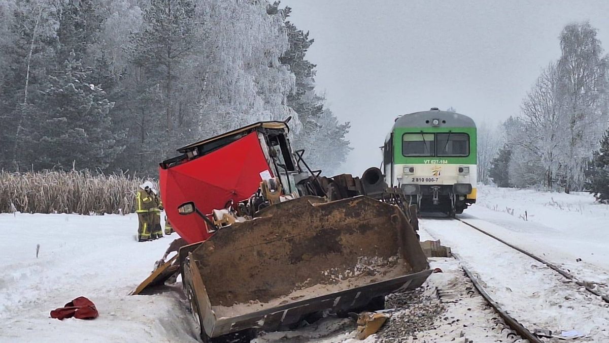 Wypadek na torach. Pociąg uderzył w traktor