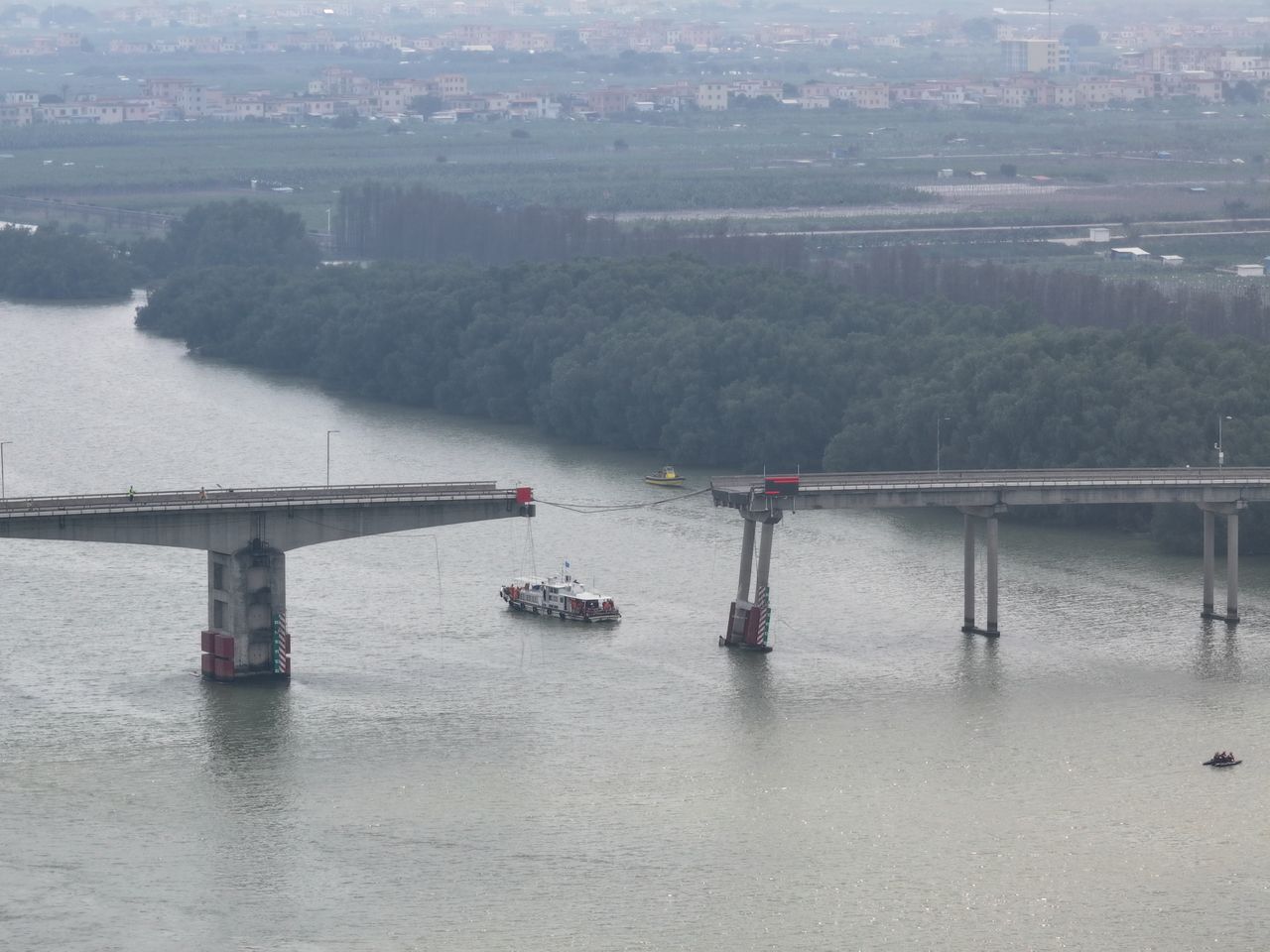 Statek uderzył w most i go przerwał. Kilka pojazdów spadło, są ofiary