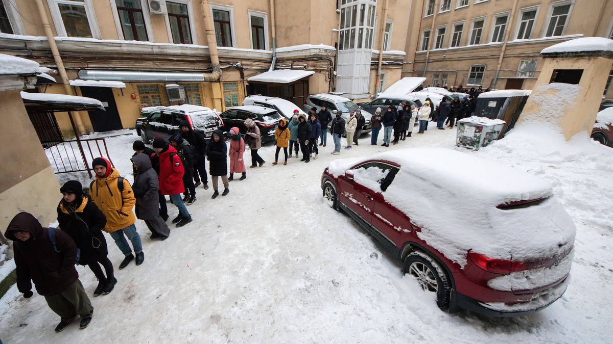 ST  PETERSBURG, RUSSIA - 2024/01/21: People queue in a street courtyard at the campaign headquarters of the Civil Initiative party's presidential candidate Boris Nadezhdin to sign in with their support for him. The 2024 Russian presidential elections are scheduled to occur from March 15 to 17, spanning three days. To qualify as a presidential candidate, Nadezhdin aims to secure 100 thousand signatures in support of his nomination. These signatures are necessary for the Central Election Commission of Russia to register him as an official candidate in the upcoming elections. (Photo by Artem Priakhin/SOPA Images/LightRocket via Getty Images)
