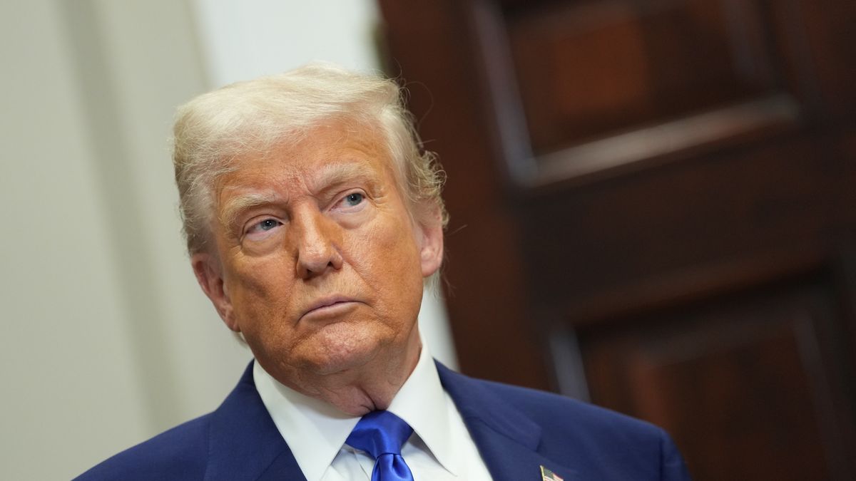 United States President Donald J Trump listens after making remarks on the India-Pakistan cease-fire, the new US-China Trade Deal, the return of Eden Alexander from Hamas captivity and the high cost of prescription drugs before signing an executive order that he promises will lower the cost of those prescription drugs almost immediately, during a press conference in the Roosevelt Room of the White House in Washington, DC, USA, 12 May 2025. EPA/CHRIS KLEPONIS/ POOL Dostawca: PAP/EPA.