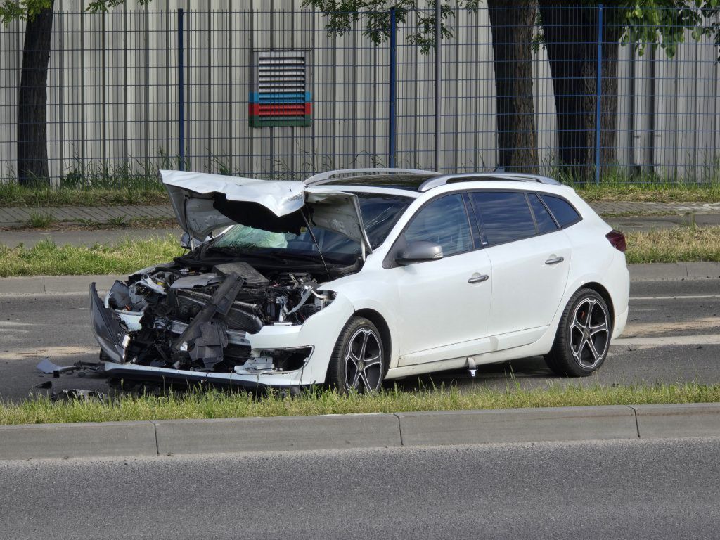 fot. lublin112.pl.  Z impetem wbił się w autobus