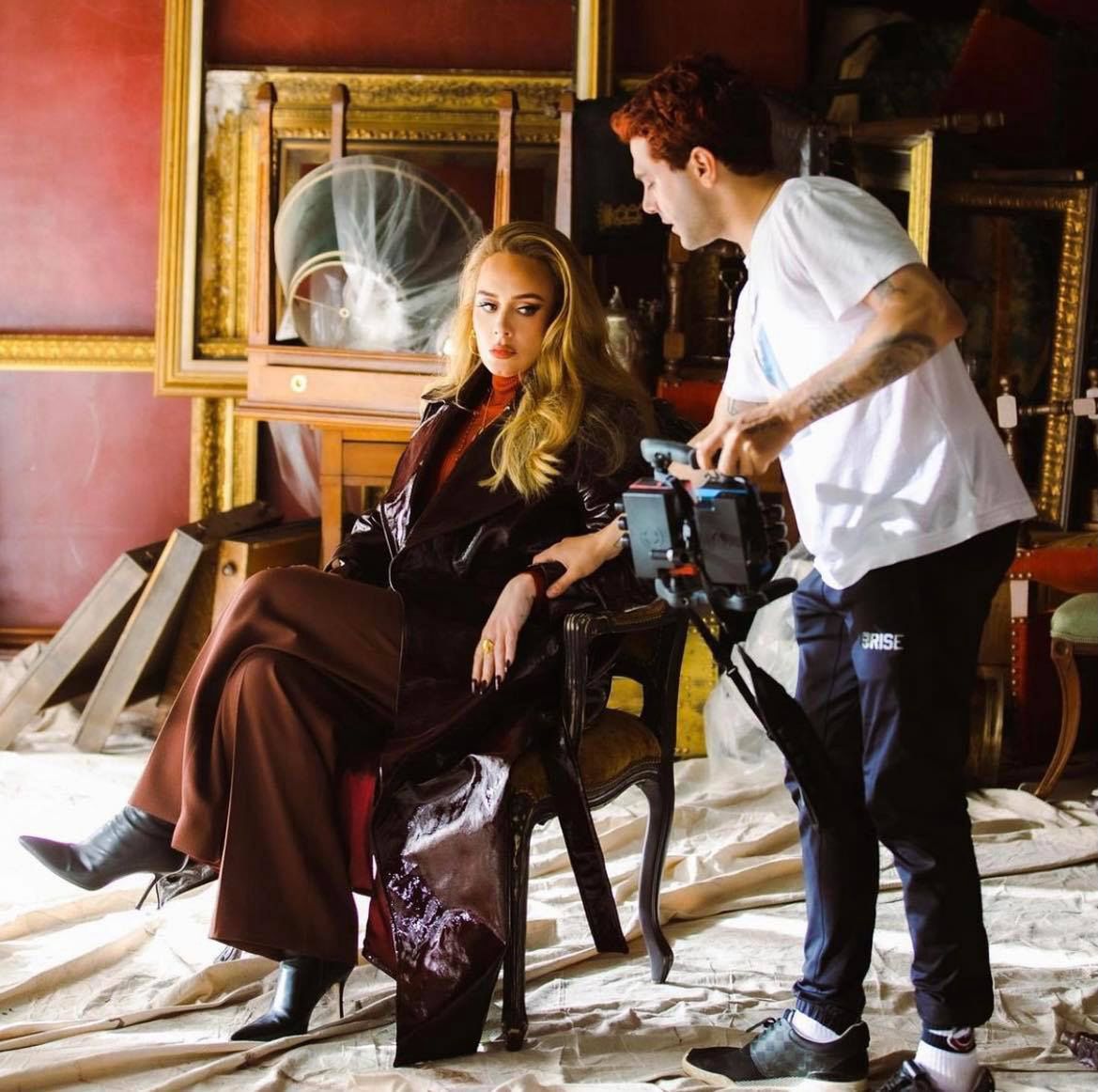 Adele ukazuje kulisy kręcenia teledysku do "Easy on Me"
