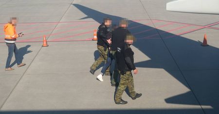 Awantura w samolocie z Lublina. Agresywny i pijany pasażer zatrzymany na pokładzie