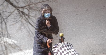 Nowe obostrzenia. Pierwszy dzień bez przyłbic. W Katowicach nie wiedzą?
