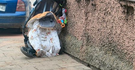 Matka z dziećmi w szpitalu. Całą czwórką przechodzili przez pasy