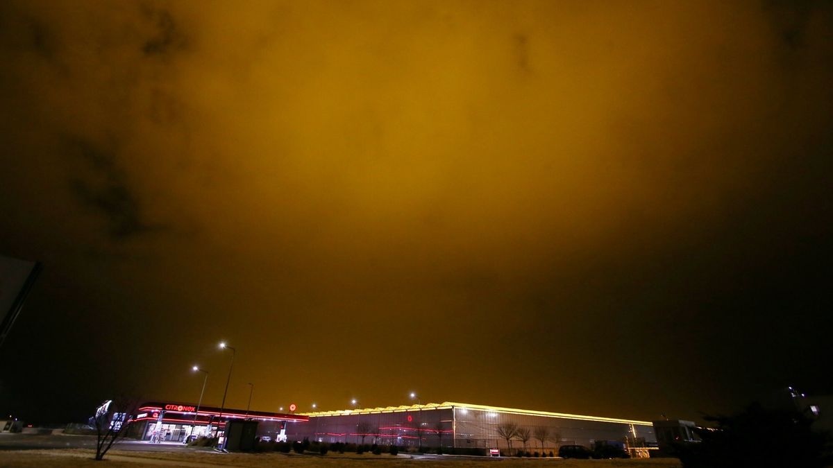 Łuna nad szklarnią w Siechnicach 