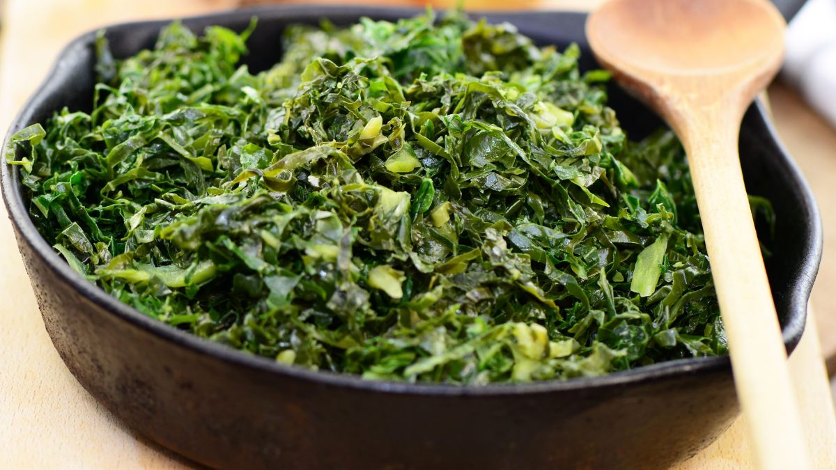 Jarmuż możesz jeść na surowo, gotować lub zapiekać