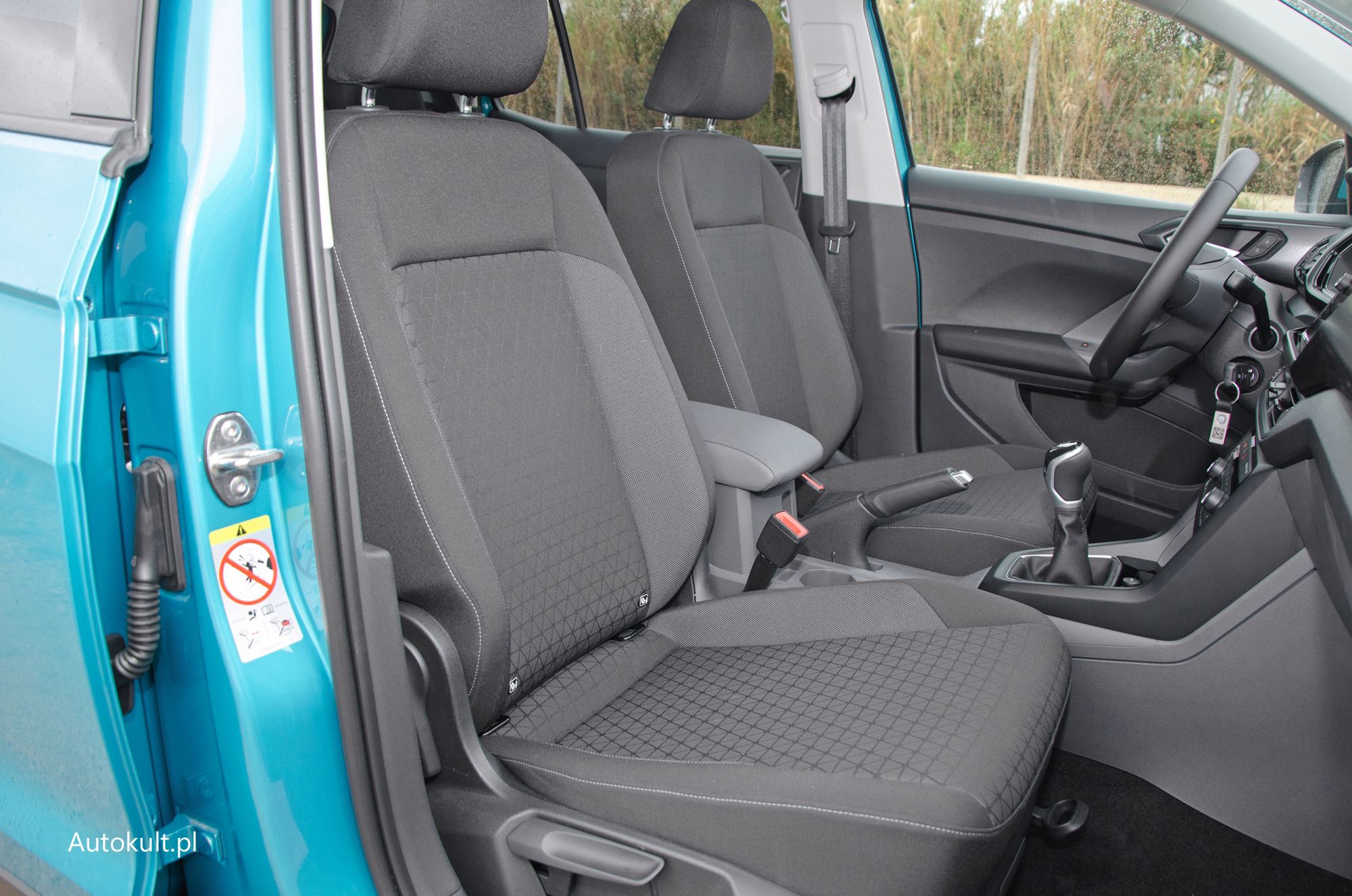 Przedni fotel pasażera zbudowany zgodnie z najnowszymi trendami - jest składany i ma isofix. Ponadto wyróżnia się długim siedziskiem