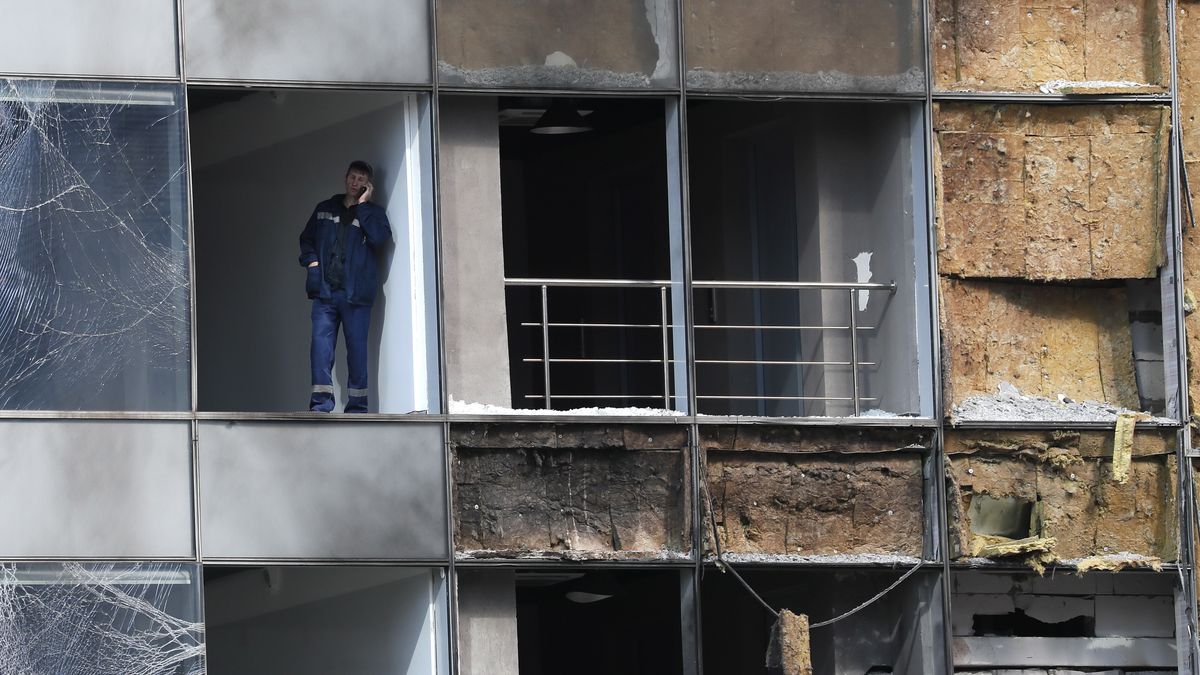 A worker talks on a phone inside a damaged building in the Moscow-City business center following a reported drone attack in Moscow, Russia, 30 July 2023. The Russian Ministry of Defense on 30 July accused Ukraine of carrying out an attack with three unmanned aerial vehicles (UAV) against facilities in Moscow, adding that the attack was foiled and the three UAVs 'were suppressed by means of electronic warfare and crashed' leaving no casualties. EPA/YURI KOCHETKOV Dostawca: PAP/EPA.