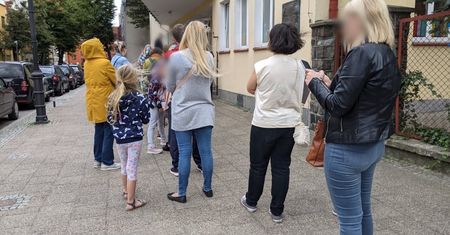 Stała w 40-minutowej kolejce, żeby odebrać dziecko z przedszkola. "Czegoś takiego tu jeszcze nie było"