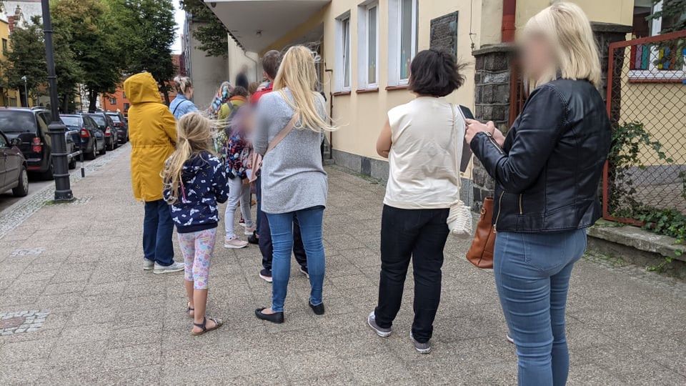 Stała w kolejce po odbiór dziecka z przedszkola 