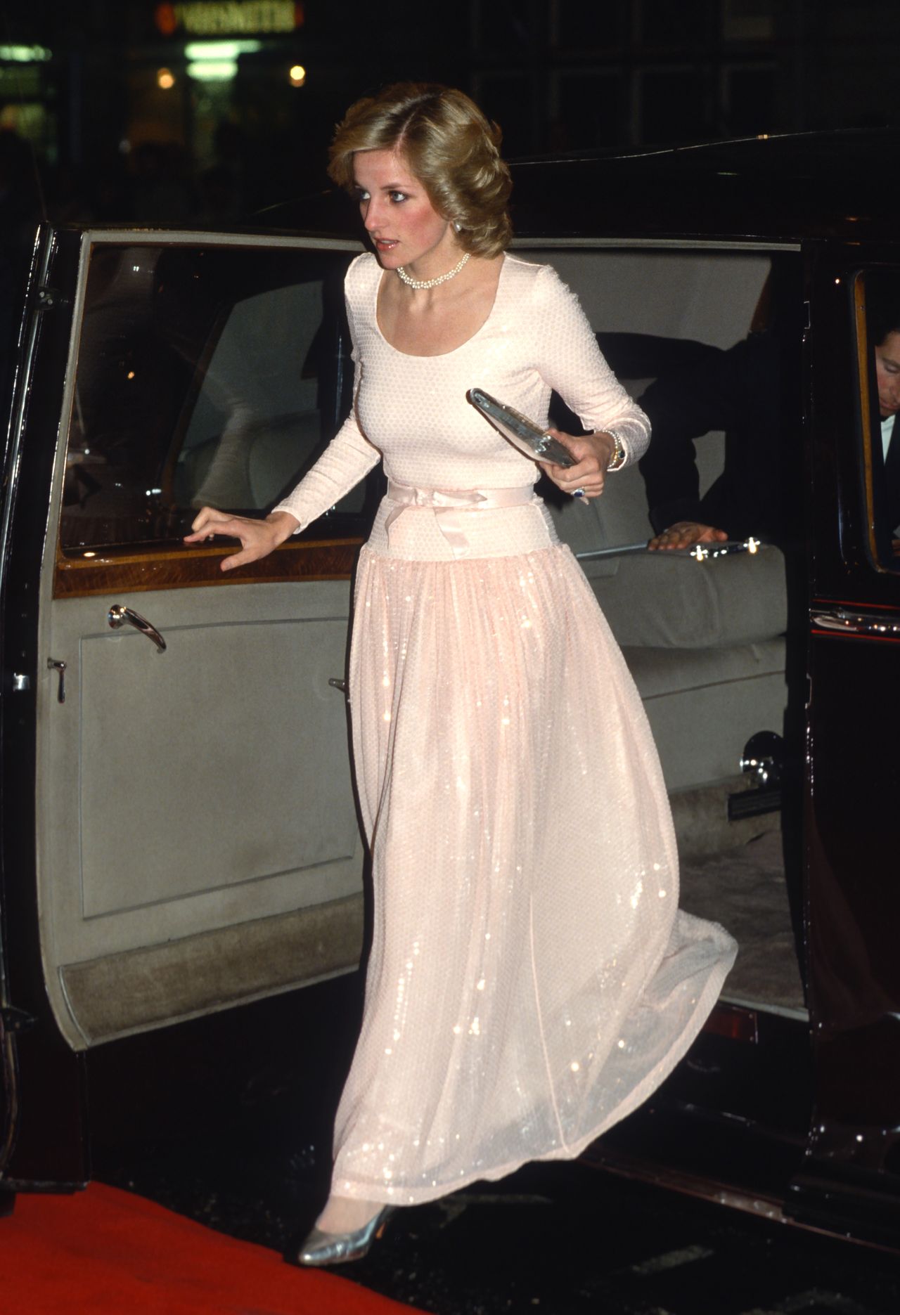 Księżna Diana w srebrnych czółenkach