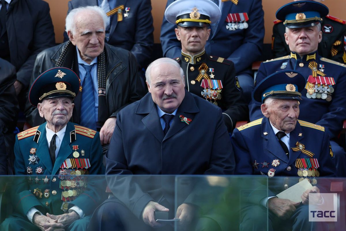 Aleksandr Łukaszenka na paradzie z okazji Dnia Zwycięstwa