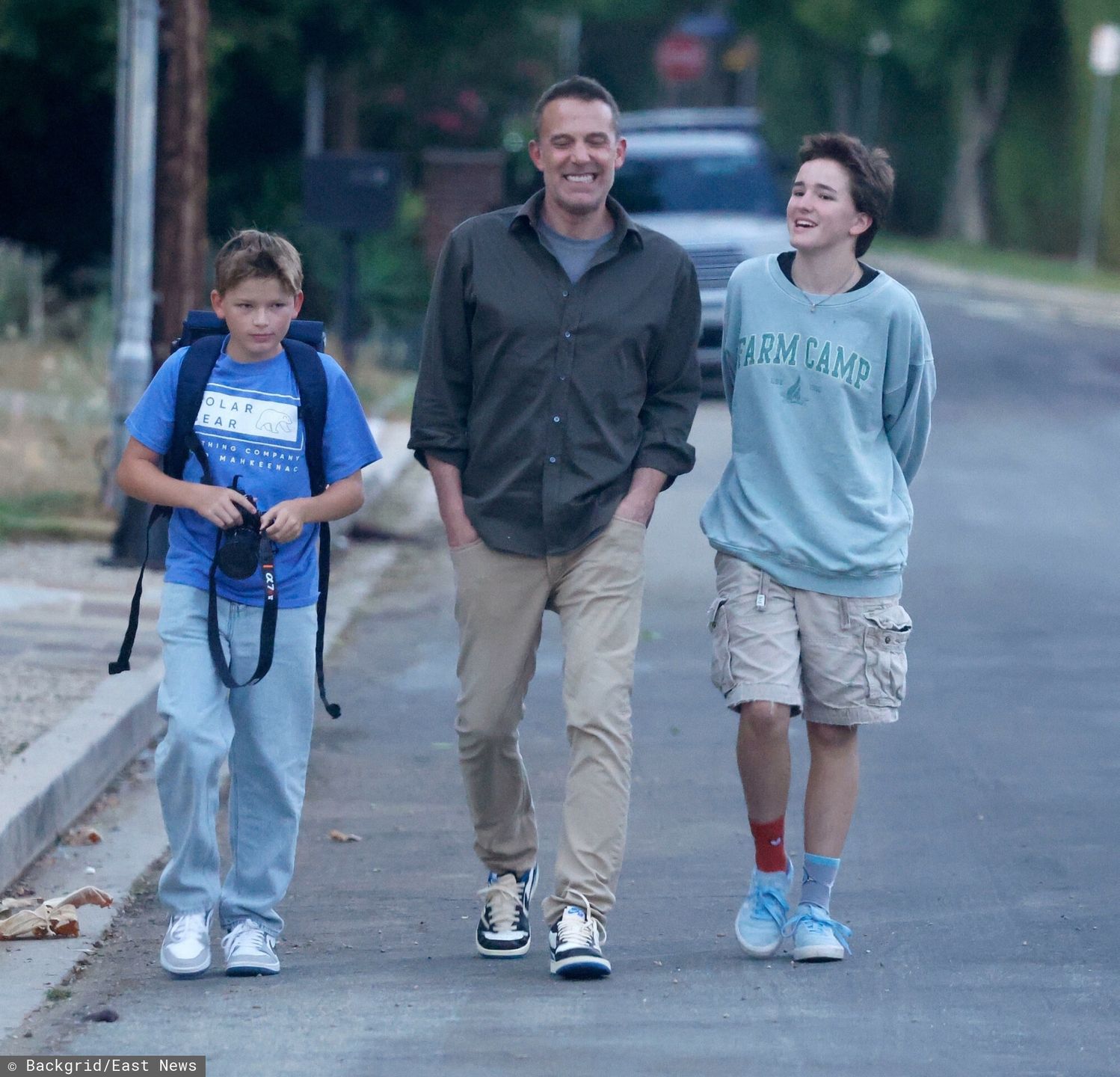 Ben Affleck na spacerze z pociechami