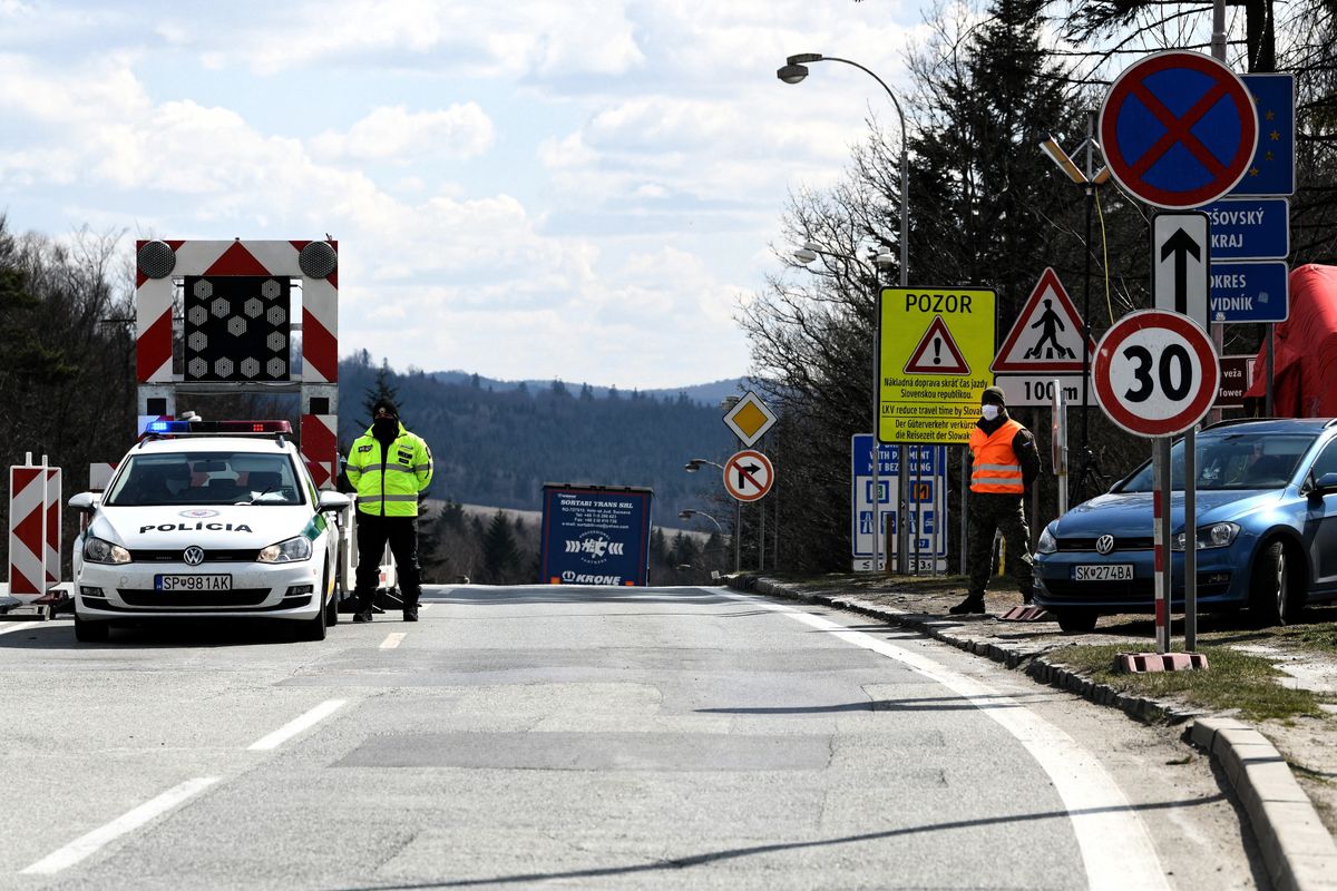 Punkt tymczasowej kontroli granicznej na dawnym polsko-słowackim przejściu granicznym w Barwinku w marcu 2020 r.
