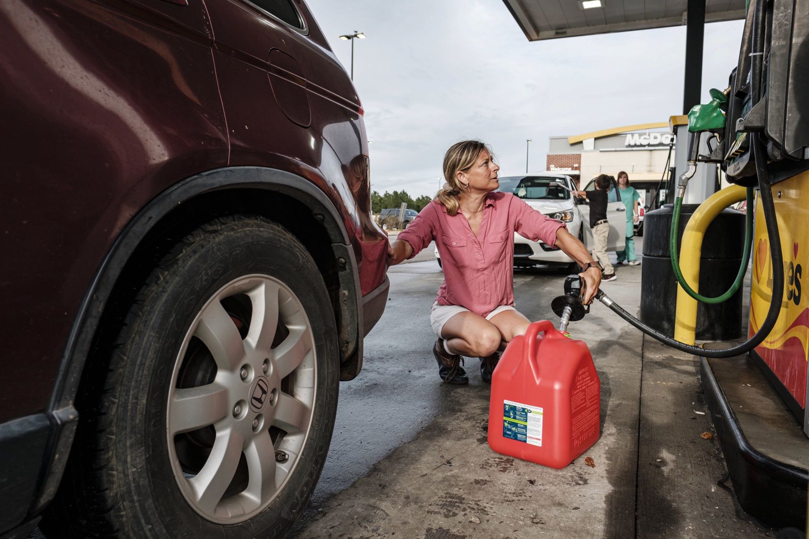 Gulf coast preparations for Hurricane Idaepa09433039 Jennifer Tate fuels up a gas can as she prepares for the arrival of Hurricane Ida in Pass Christian, Mississippi, USA on 27 August 2021. Hurricane Ida is expected to make landfall on the Louisiana coast on the evening of 29 August as a major hurricane.  EPA/DAN ANDERSON Dostawca: PAP/EPA.DAN ANDERSON
