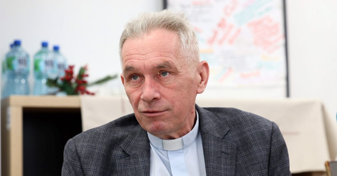 Ks. Mieczysław Puzewicz przeprasza. Chodzi o "głęboko niewłaściwe odnoszenie się do dziewcząt i kobiet"