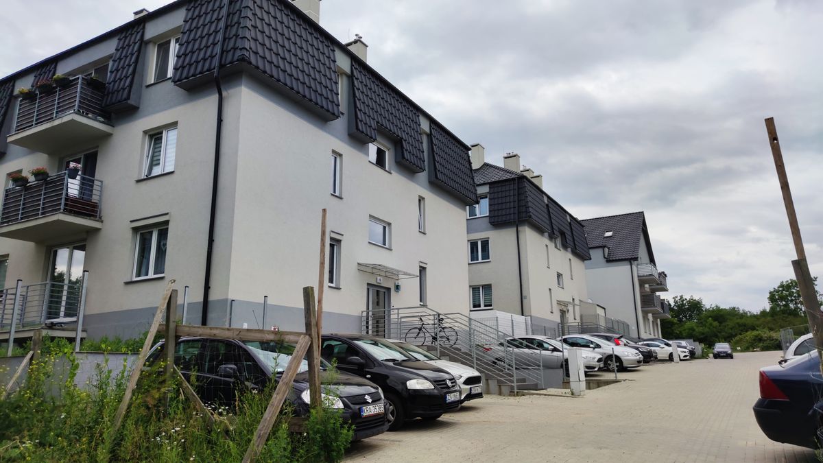 Polacy wstrzymuj się z decyzją o zakupie mieszkania i zaciągnięciu kredytu, licząc że na jesień ceny wreszcie spadną.