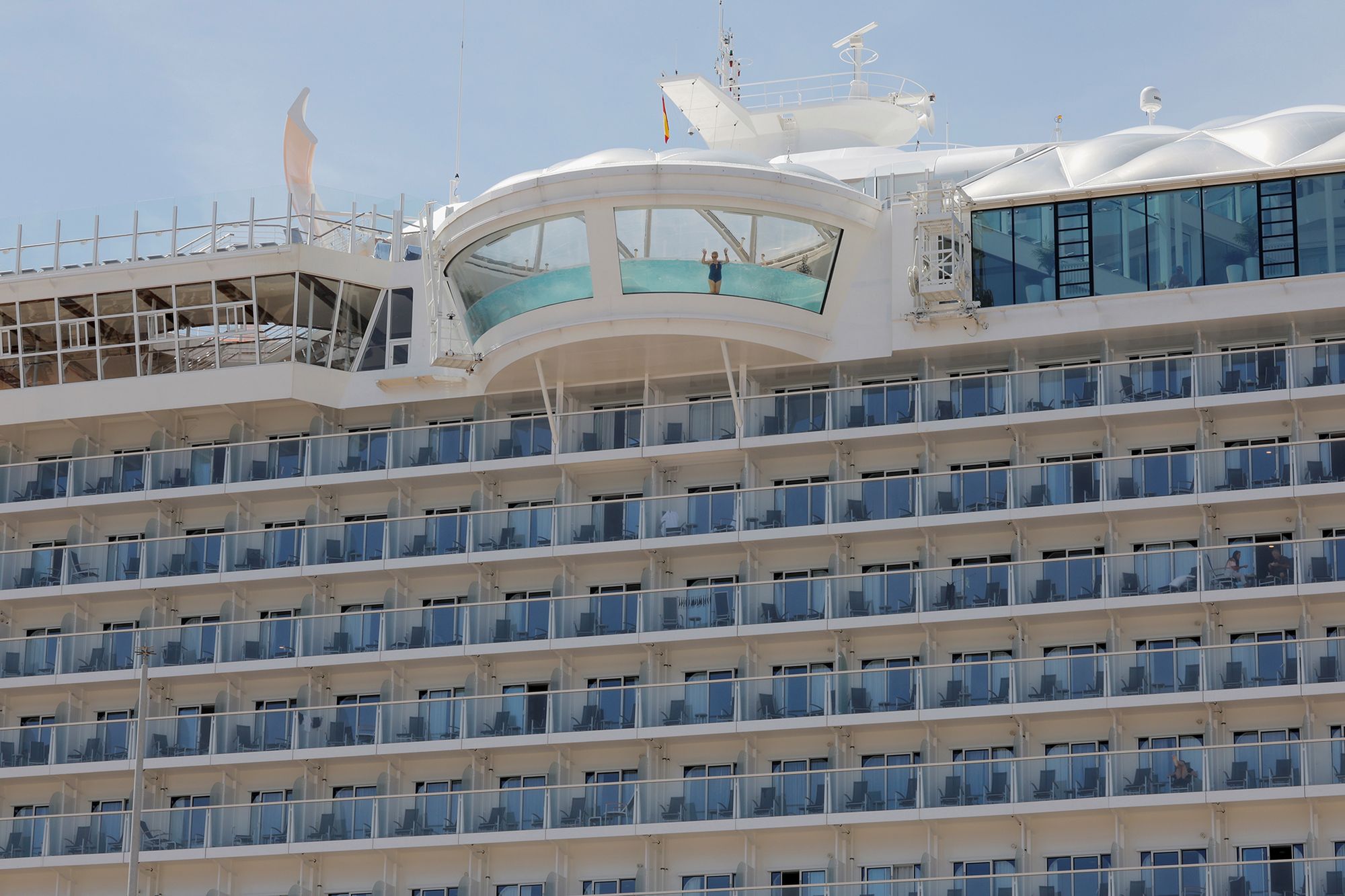 Wonder of the Seas to największy wycieczkowiec świata. Na zdjęciach widać jego ogrom 3