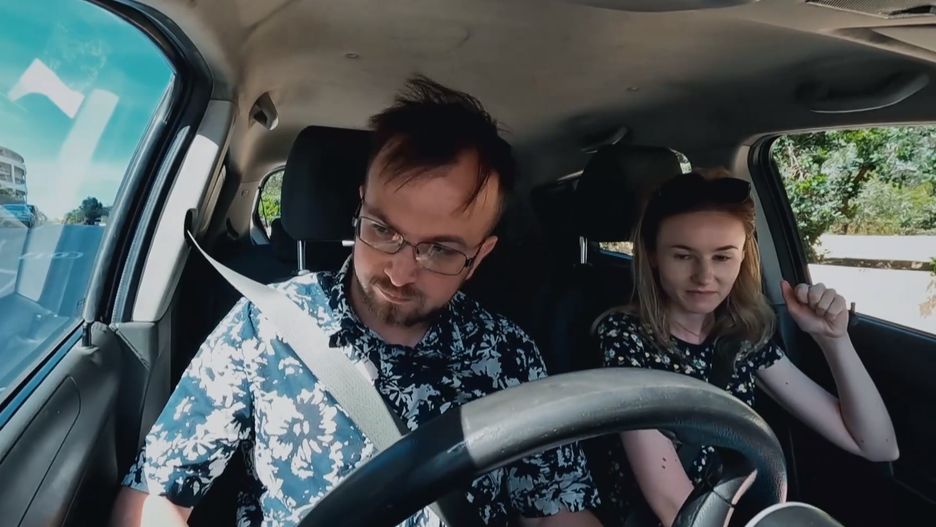 Marek podczas podróży poślubnej po raz pierwszy prowadził auto w ruchu lewostronnym